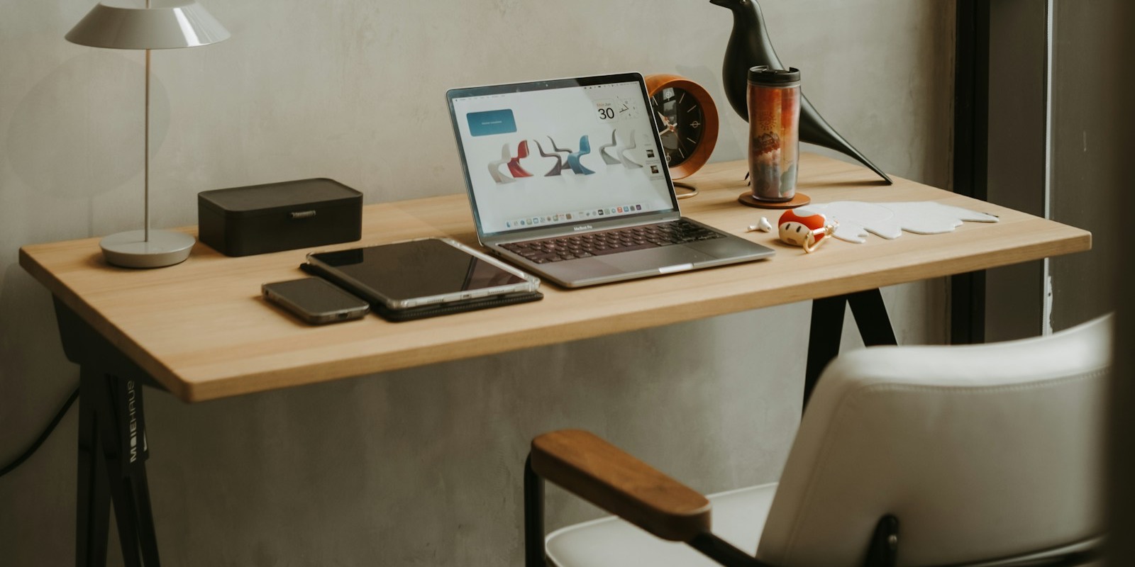 Laptop, tablet ve telefonun durduğu düzenli bir çalışma masası